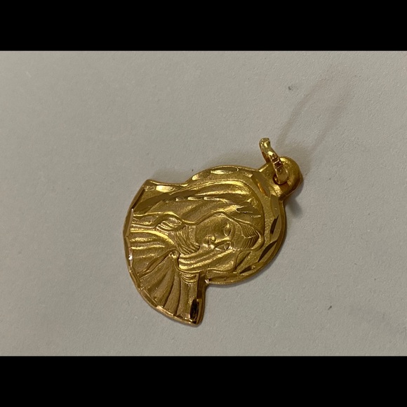 22k Gold "Mama Mary" Pendant. - Picture 3 of 5